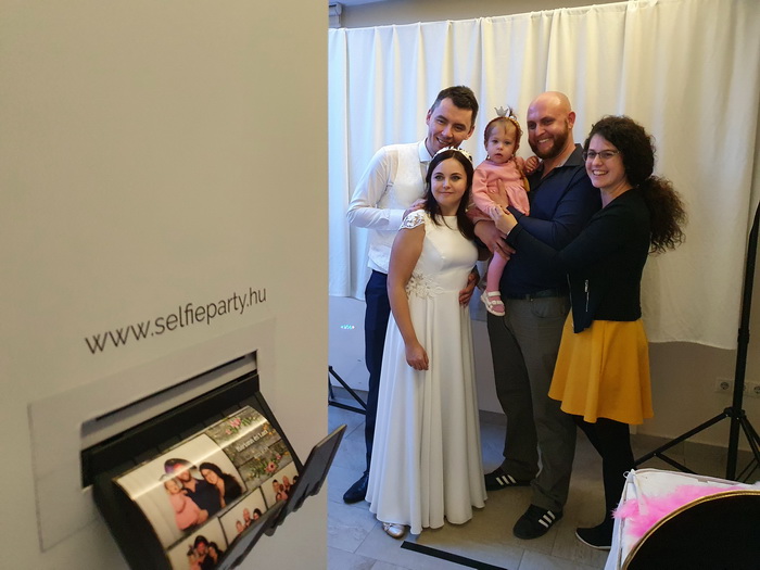 Selfiegép, avagy vicces fotósarok az esküvőre
